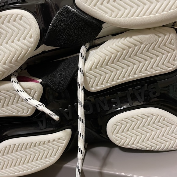 Authentic Balenciaga triple s NIB - Picture 7 of 7